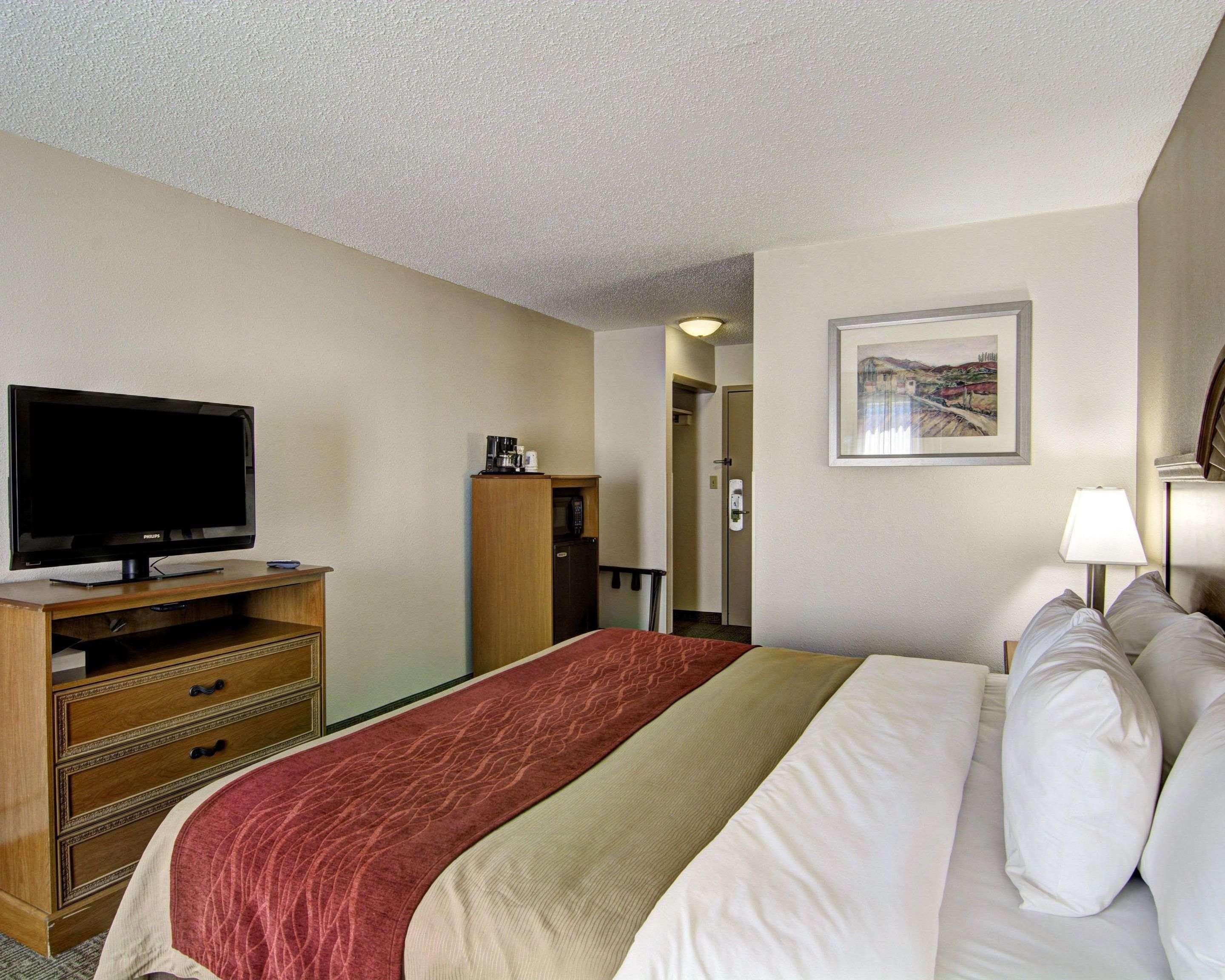 Clarion Pointe Beckley Hotel Exterior photo
