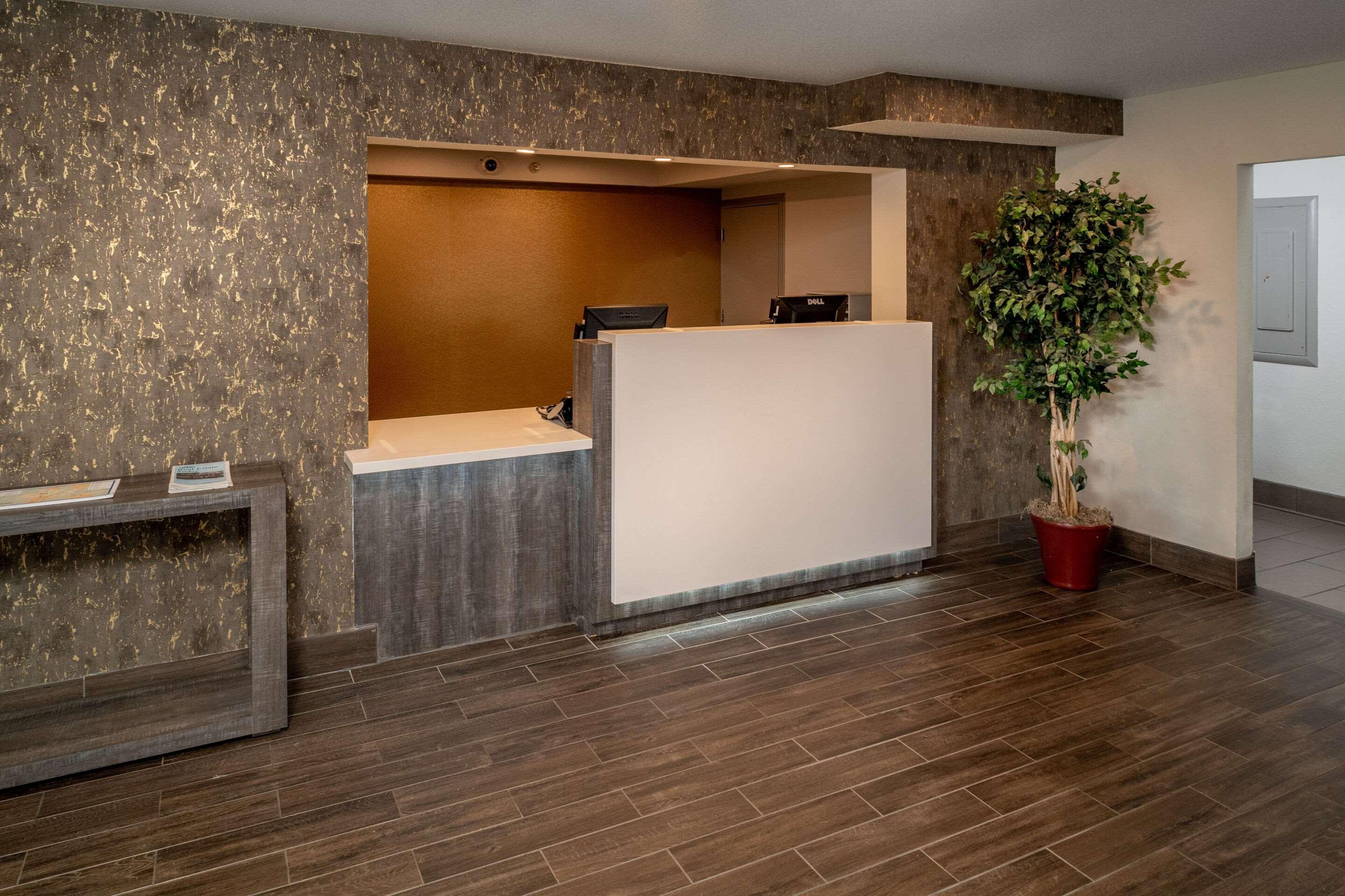 Clarion Pointe Beckley Hotel Exterior photo