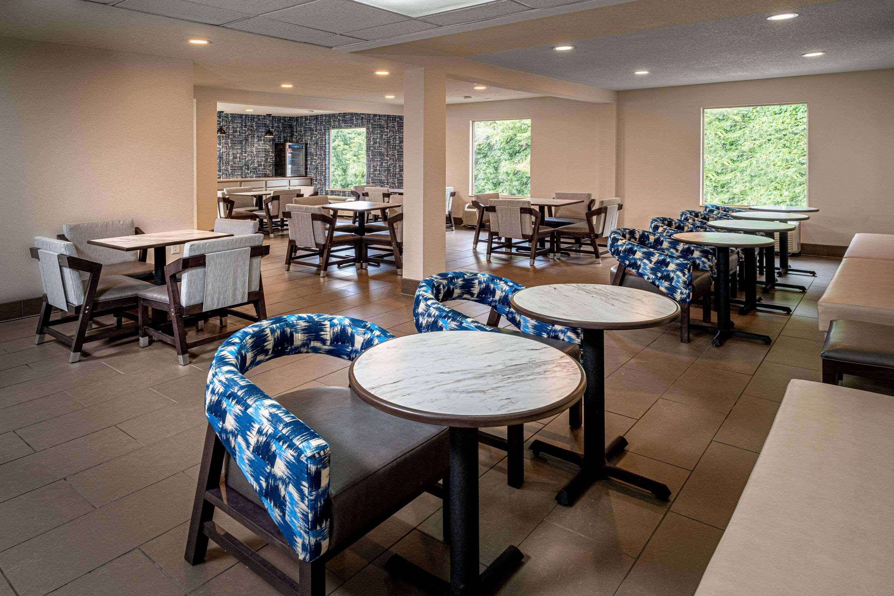 Clarion Pointe Beckley Hotel Exterior photo