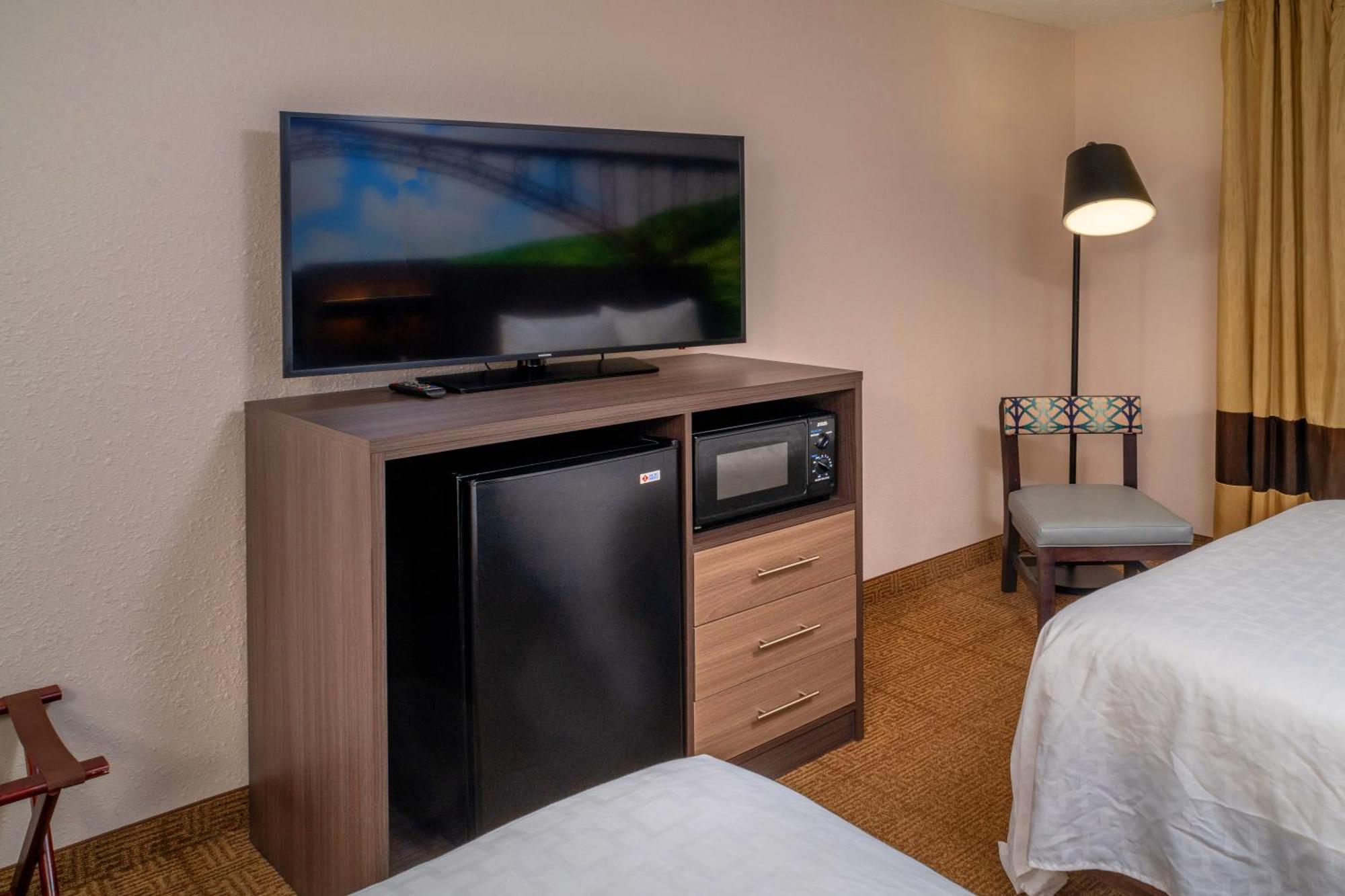 Clarion Pointe Beckley Hotel Room photo