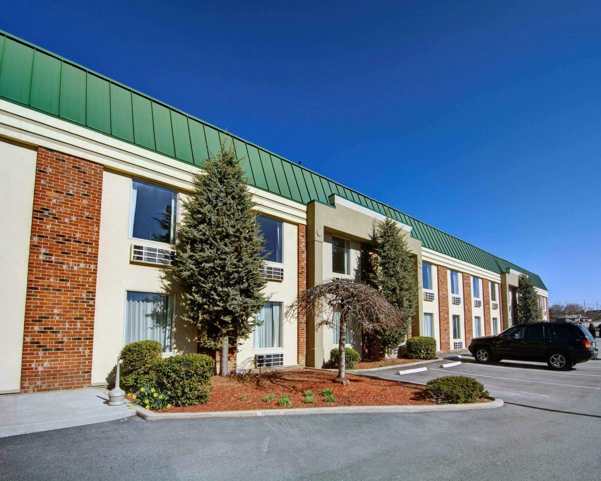 Clarion Pointe Beckley Hotel Exterior photo